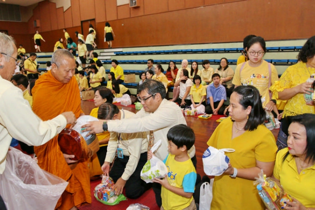 ผู้บริหารและบุคลากร ITED ร่วมพิธีบำเพ็ญกุศลถวายเป็นพระราชกุศล และพิธีทำบุญตักบาตร