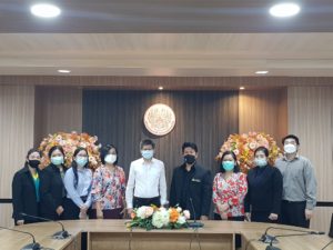 Read more about the article ผู้อำนวยการและผู้บริหารสำนัก มอบกระเช้าสวัสดีปีใหม่ แด่ ศ.ดร.สมฤกษ์  จันทรอัมพร รองอธิการบดีฝ่ายวิจัยและพัฒนาเทคโนโลยีสารสนเทศ มจพ. เนื่องในโอกาสขึ้นปีใหม่ 2565