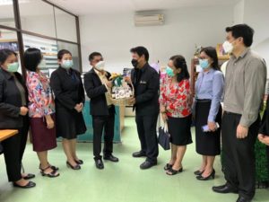 Read more about the article ผู้อำนวยการสำนักพัฒนาเทคนิคศึกษา พร้อมคณะผู้บริหาร มอบกระเช้าสุขภาพแก่ผู้อำนวยการกองบริหารและจัดการทรัพยากรมนุษย์และผู้อำนวยการกองกฏหมาย เนื่องในโอกาสขึ้นปีใหม่ 2565