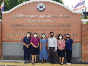 Read more about the article สำนักพัฒนาเทคนิคศึกษา (สพท.) นำโดย รศ.ดร.ฉัตรชาญ  ทองจับ ผู้อำนวยการ พร้อมคณะผู้บริหาร และบุคลากร เป็นผู้แทนมอบปฏิทินตั้งโต๊ะเพื่อนำไปใช้ทำอักษรเบล