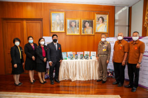 Read more about the article วันที่ 17 พฤษภาคม 2565 พลอากาศเอก ชลิต  พุกผาสุของคมนตรี/กรรมการและเลขาธิการมูลนิธิพระดาบส เป็นประธานในพิธีมอบสื่อการเรียนการสอน ประจำปีงบประมาณ 2564