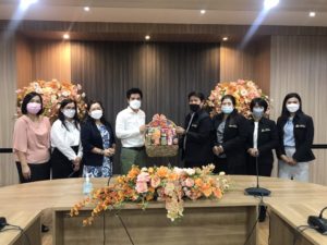 Read more about the article สำนักพัฒนาเทคนิคศึกษา นำโดย รศ.ดร.ฉัตรชาญ ทองจับ ผู้อำนวยการ พร้อมคณะผู้บริหาร เข้ามอบกระเช้าสวัสดีปีใหม่ 2566